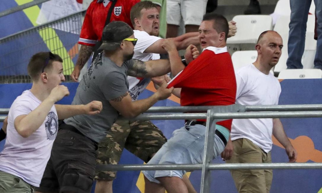 Hooligans estragam festa antes de jogo entre Inglaterra e Rússia