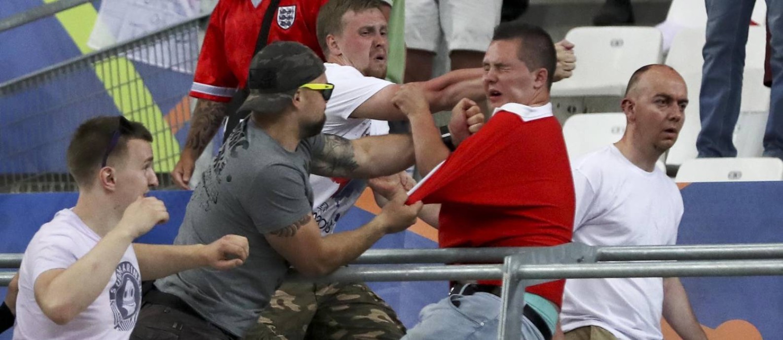 Hooligans de Rússia e Inglaterra brigaram dentro do Velodrome, em Marselha, durante a Euro-2016 Foto: Thanassis Stavrakis / AP