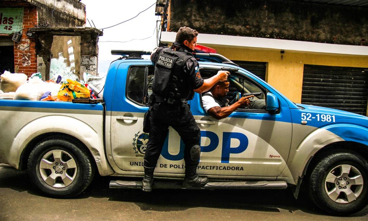 Prontos para a guerra: policiais avançam em beco no Alemão
Foto de Bruno Itan Foto: Bruno Itan / Divulgação