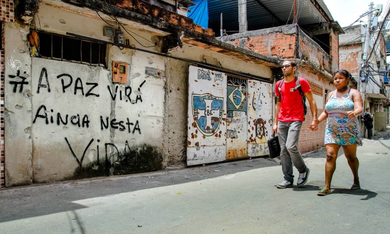 "A paz virá ainda nesta vida", lê-se num portão no complexo Foto: Bruno Itan / Divulgação