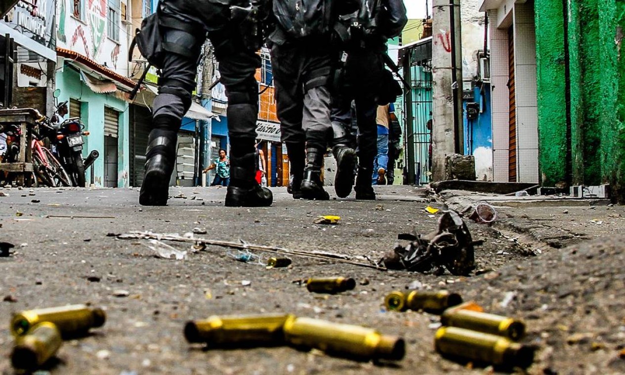 Policiais fazem ronda após mais um dia de confronto na Alvorada Foto: Bruno Itan / Divulgação