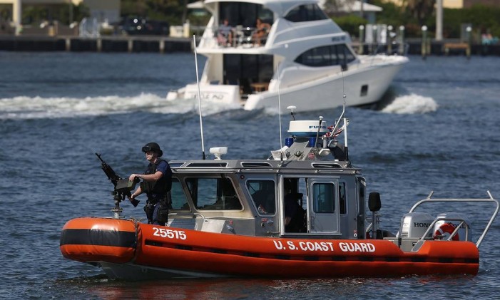 Patrulha extra. Barco de guarda costeira faz segurança em Mar-a-Lago: presidente pode fazer dez visitas Foto: AFP/4-2-2017