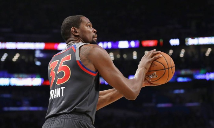 Kevin Durant prepara um arremesso no Jogo das Estrelas da NBA: partida teve reconciliao com Westbrook Foto: RONALD MARTINEZ / AFP