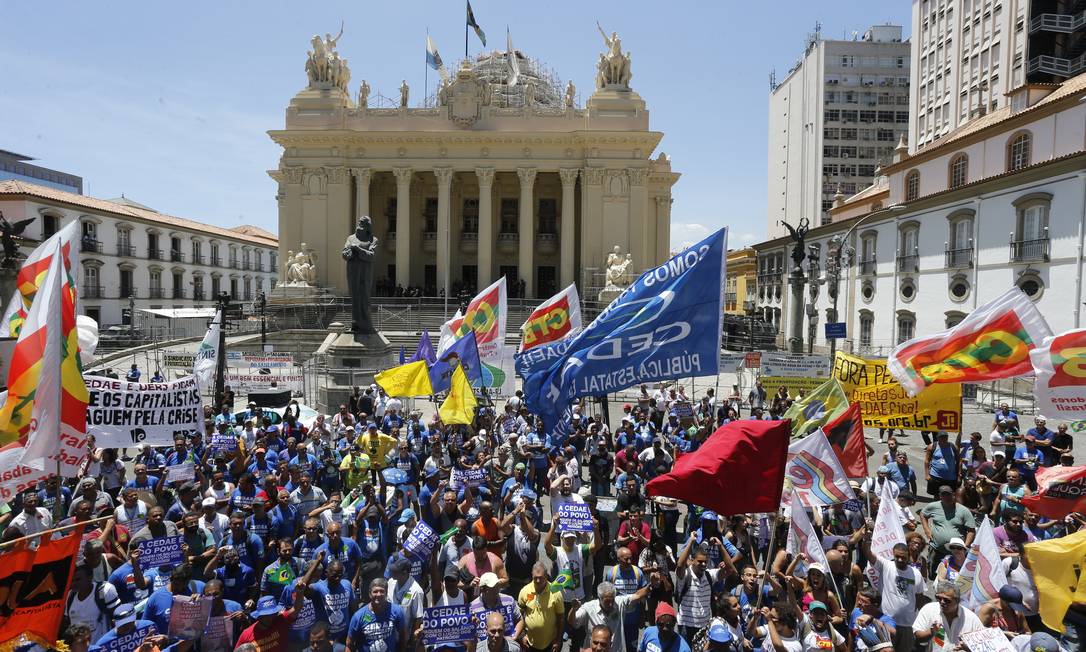 Funcionários da Cedae fazem protesto contra a venda da companhia em frente à Alerj Foto: Domingos Peixoto / O Globo