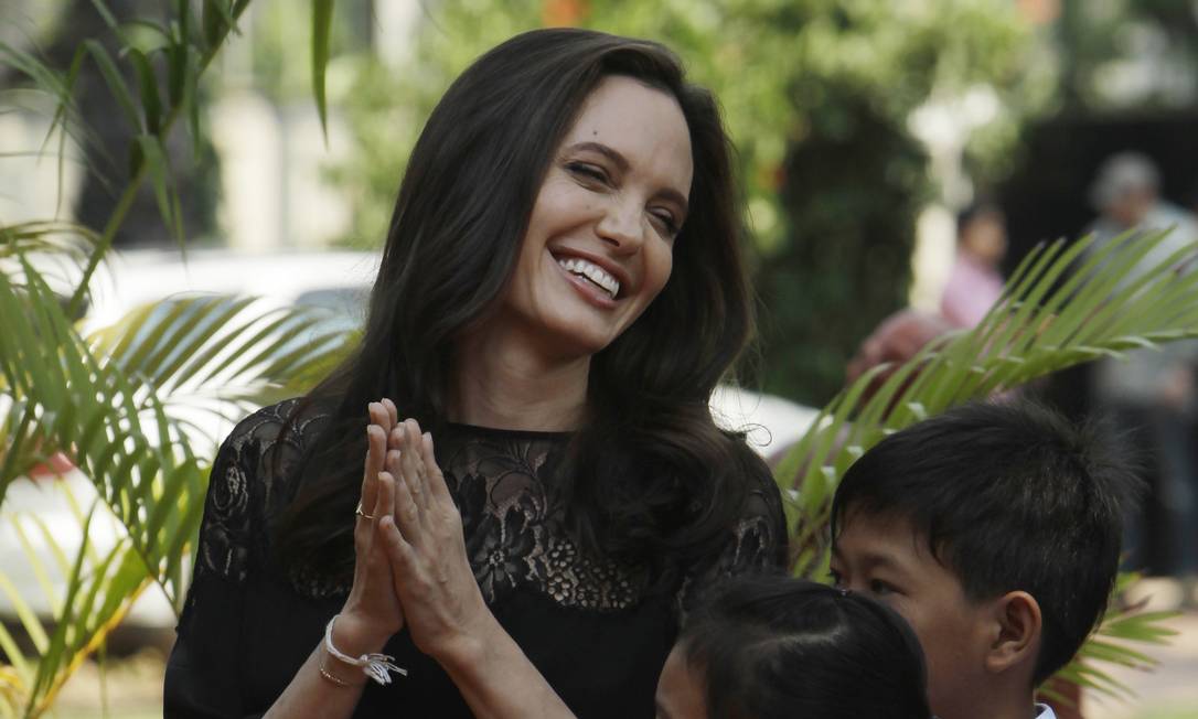 Angelina Jolie antes de conferência na província de Siem Reap, Camboja. Foto: Heng Sinith / AP