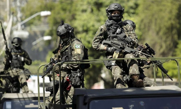 Resultado de imagem para Militares no Rio