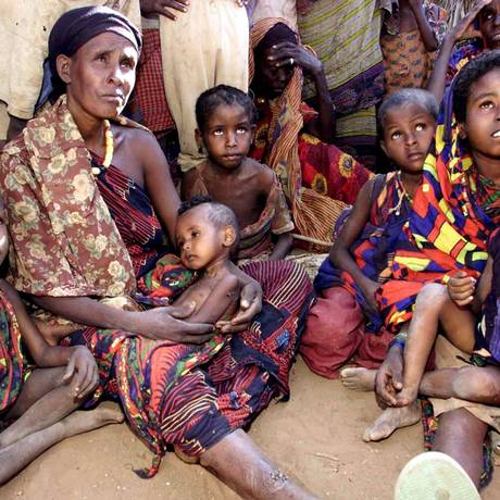 Família espera por notícias sobre a distribuição de comida na Etiópia, em 2000. O país enfrenta problemas de fome até hoje Foto: George Mulala / Reuters