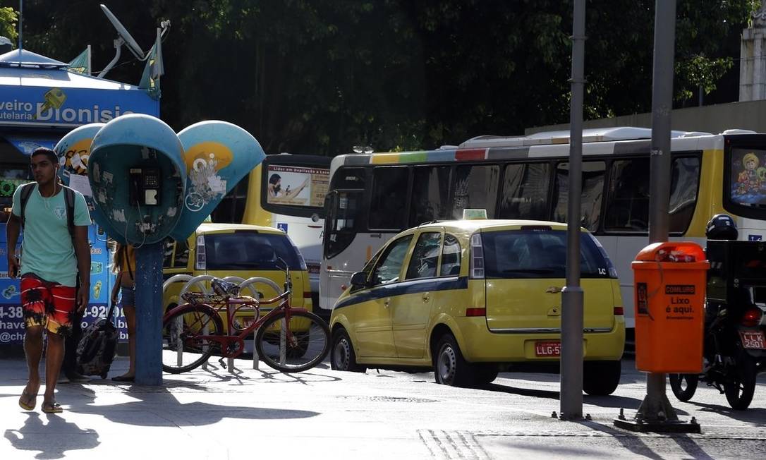 Ponto de táxi irregular no Largo do Machado incomoda ciclistas e ... - Jornal O Globo