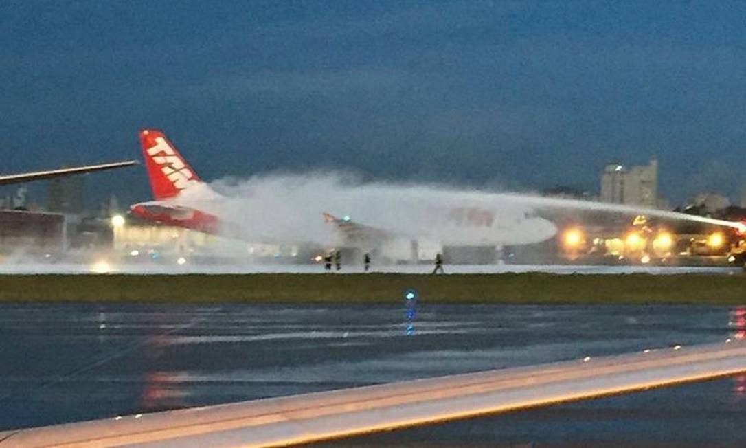Turbina de avião da Latam pega fogo e fecha aeroporto de ... - Jornal O Globo