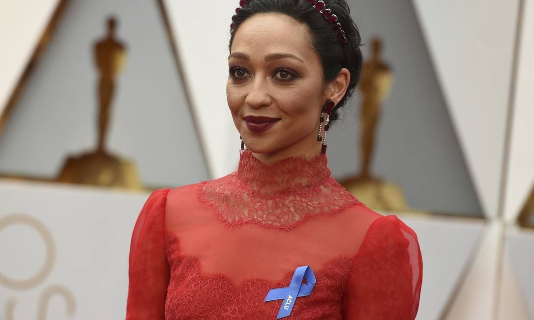 Ruth Negga com a fita azul da ACLU no tapete vermelho do Oscar 2017 Foto: Richard Shotwell / Richard Shotwell/Invision/AP