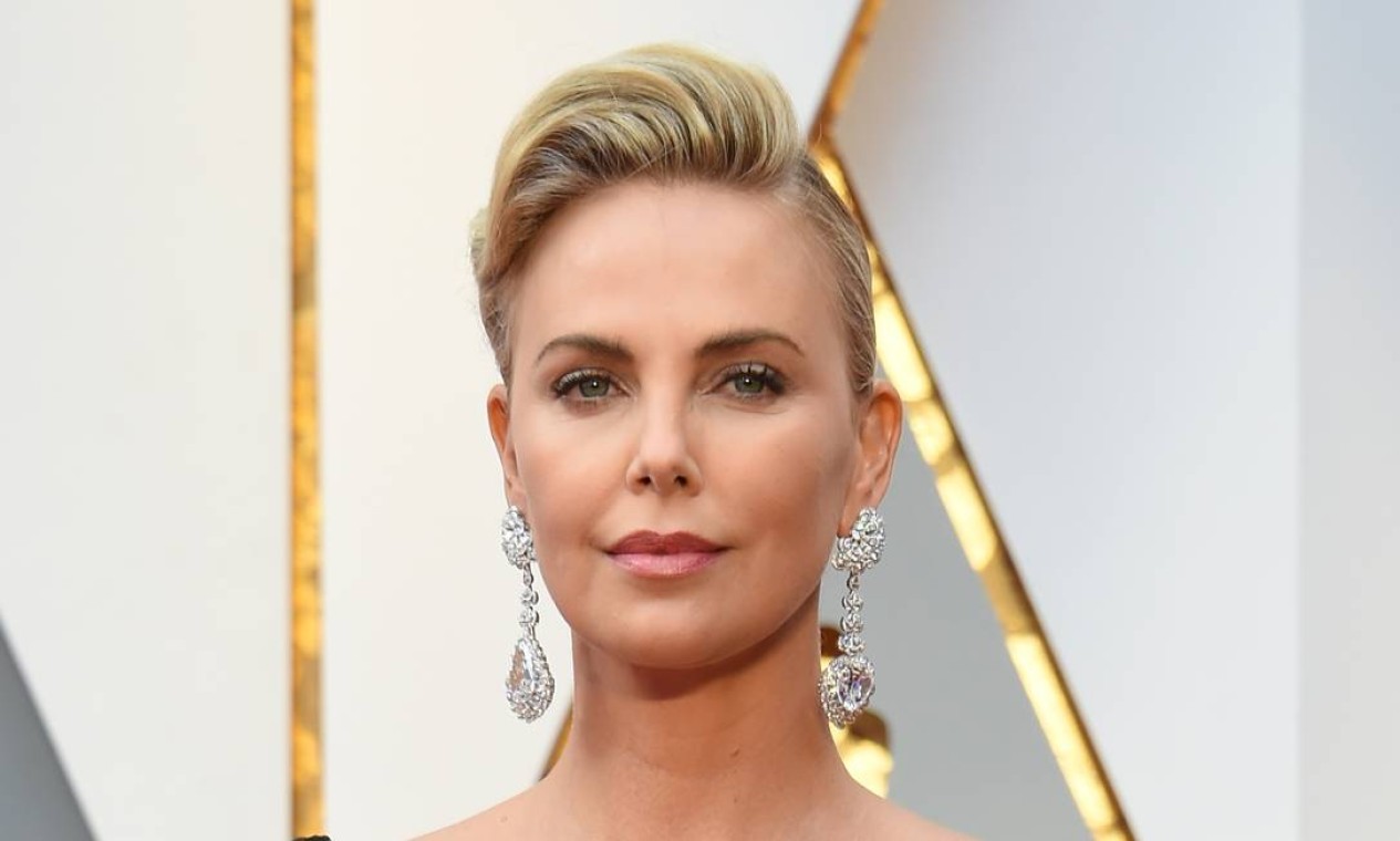 Brincos de Charlize Theron no Oscar levantam perguntas no Twitter - Jornal  O Globo