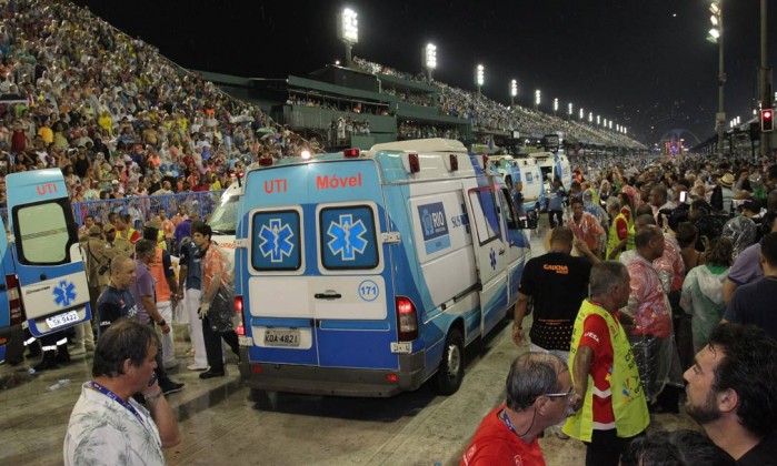 Resultado de imagem para Acidente com carro alegórico da Paraíso do Tuiuti deixa 20 feridos no Rio