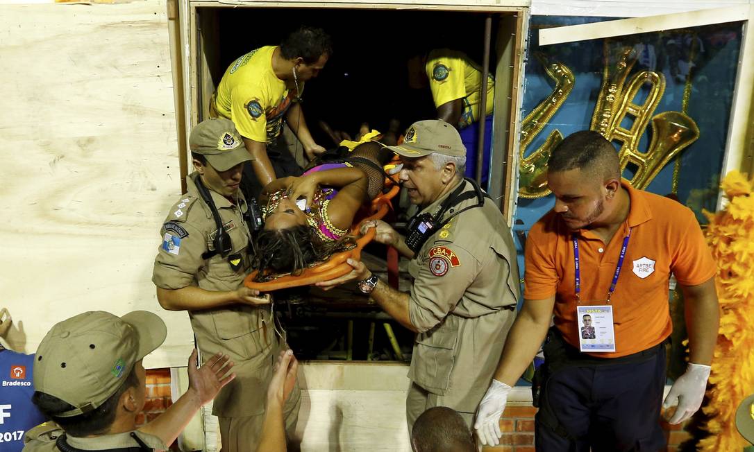 Componente da Tijuca é resgatada por bombeiros Foto: Pablo Jacob / Agência O Globo