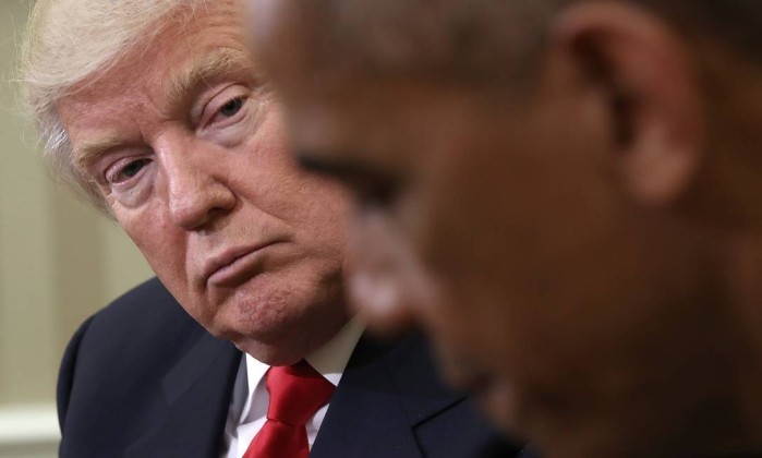 Donald Trump olha para Barack Obama em encontro na Sala Oval em novembro de 2016 Foto: WIN MCNAMEE / AFP