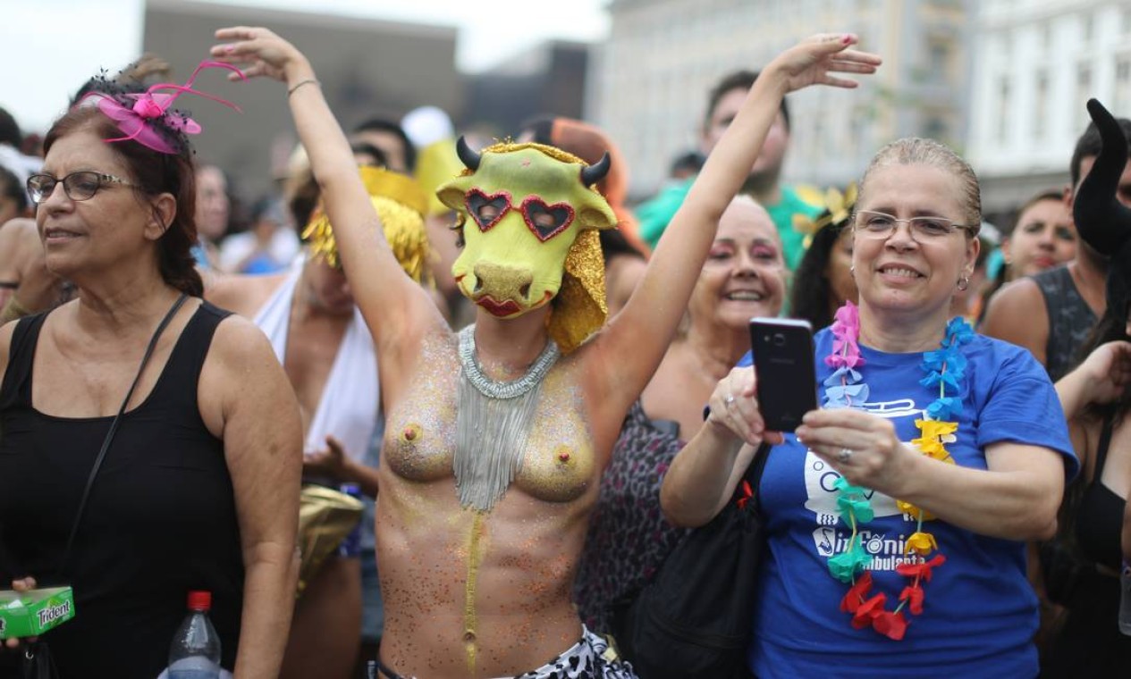 Nudez nos blocos de carnaval - Jornal O Globo