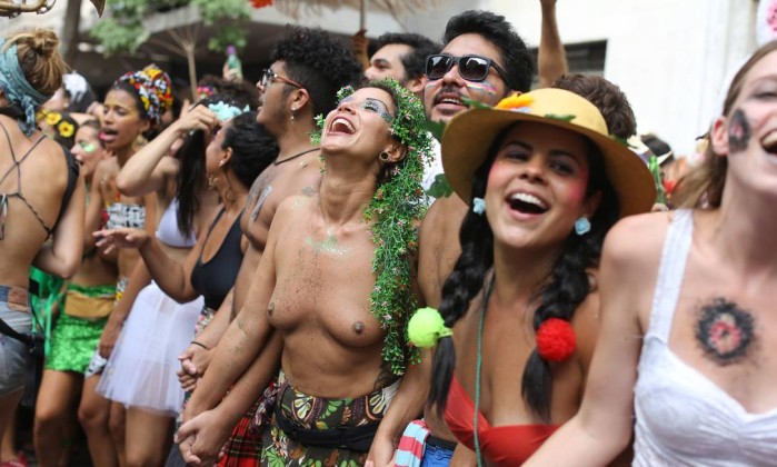 http://oglobo.globo.com/rio/toda-nudez-sera-festejada-mulheres-desfilam-de-peito-aberto-nos-blocos-20992831