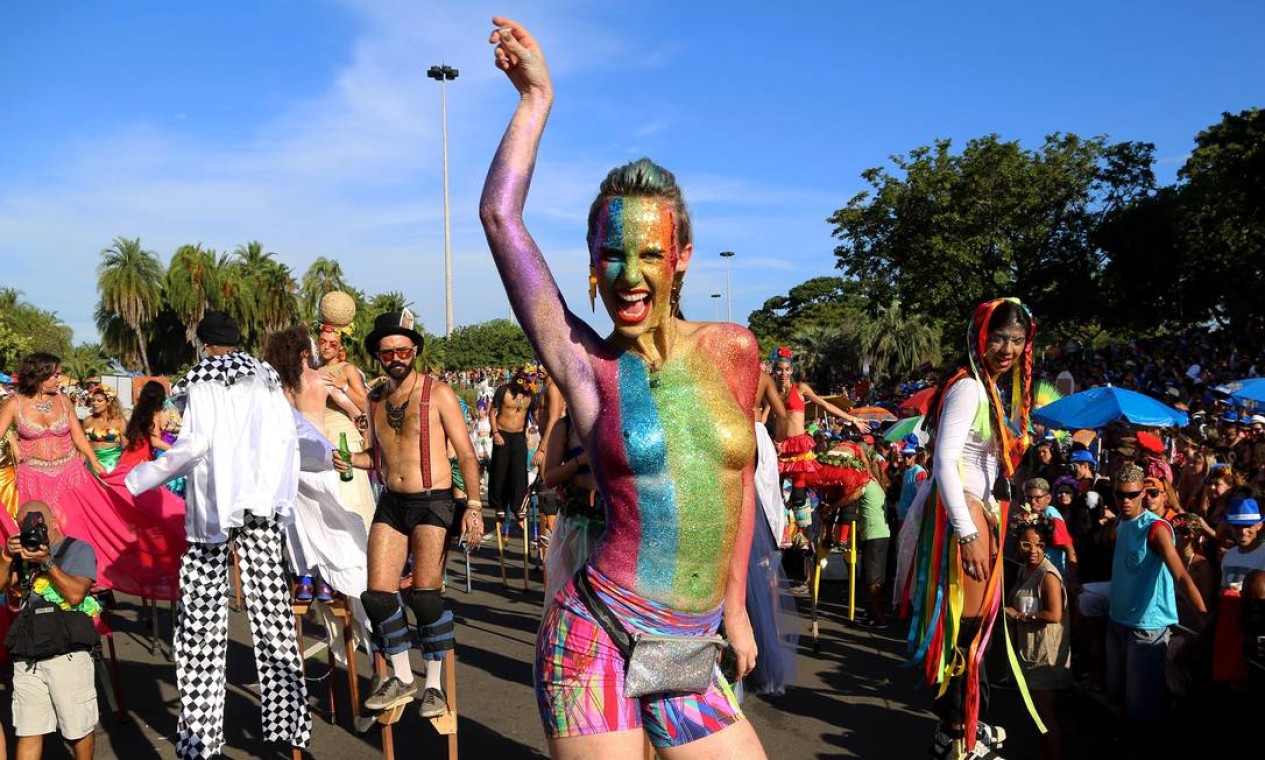 Nudez nos blocos de carnaval - Jornal O Globo