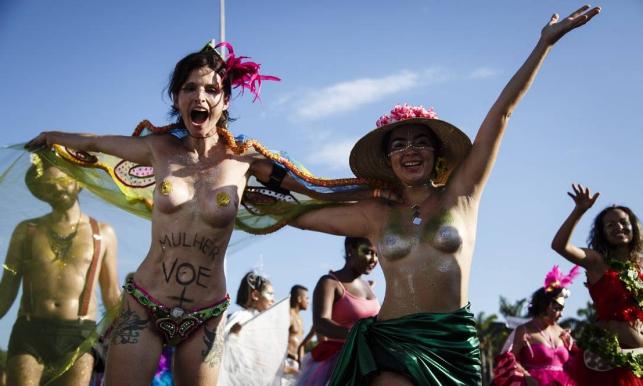 Nudez nos blocos de carnaval - Jornal O Globo