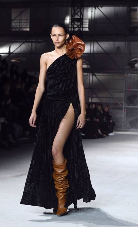 Festival De Topless Chama A Aten o No Desfile Da Yves Saint Laurent festival-de-topless-chama-a-aten-o-no-desfile-da-yves-saint-laurent