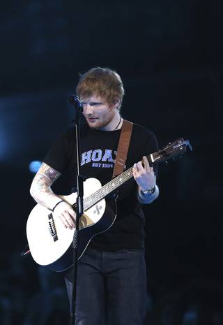 Ed Sheeran diz que evita mictórios pois sempre tentam dar uma