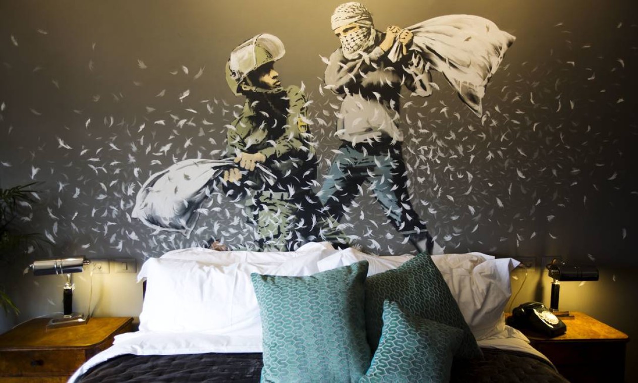 Um dos grafites de Banksy no 'The Walled Off Hotel' ('O Hotel Cercado', em inglês), que tem a 'a pior vista do mundo'. O estabelecimento fica bem em frente ao muro construído por Israel para impedir a entrada de terroristas palestinos Foto: Dusan Vranic / AP