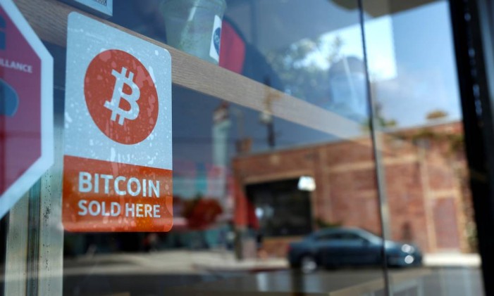 Símbolo do bitcoin em loja de Los Angeles, na Califórnia Foto: © Lucy Nicholson / Reuters / REUTERS