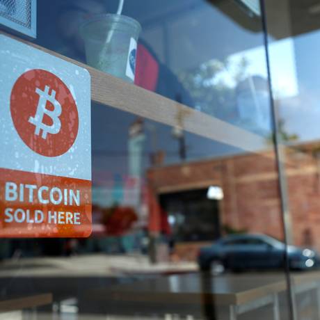 Símbolo do bitcoin em loja de Los Angeles, na Califórnia Foto: © Lucy Nicholson / Reuters / REUTERS