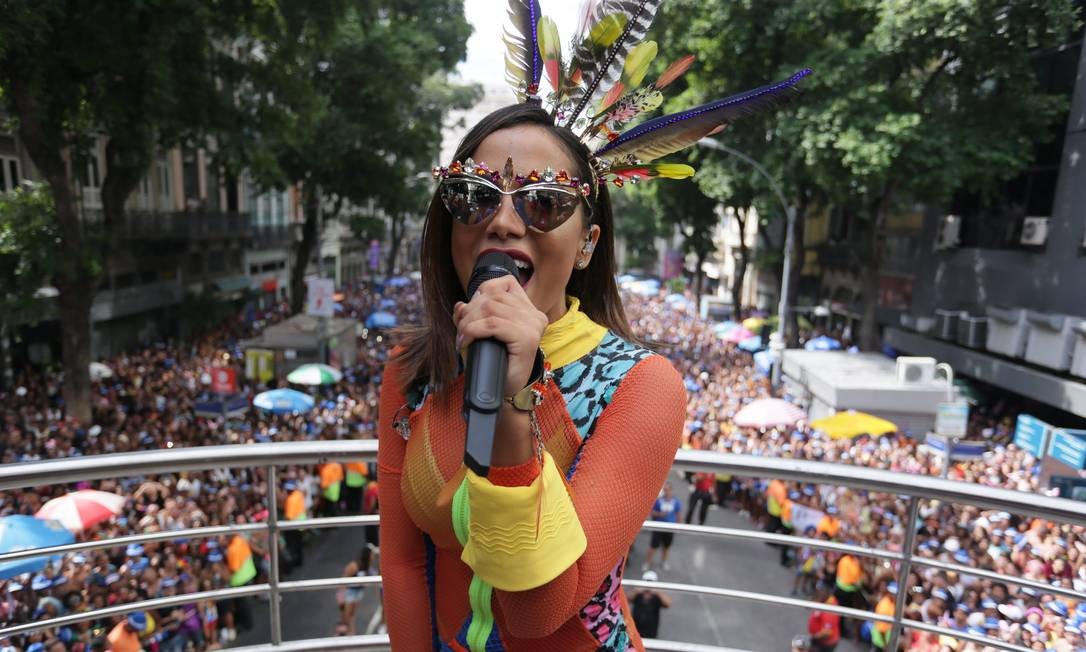 Bloco da cantora Anitta arrasta 400 mil pessoas para as ruas do Centro
