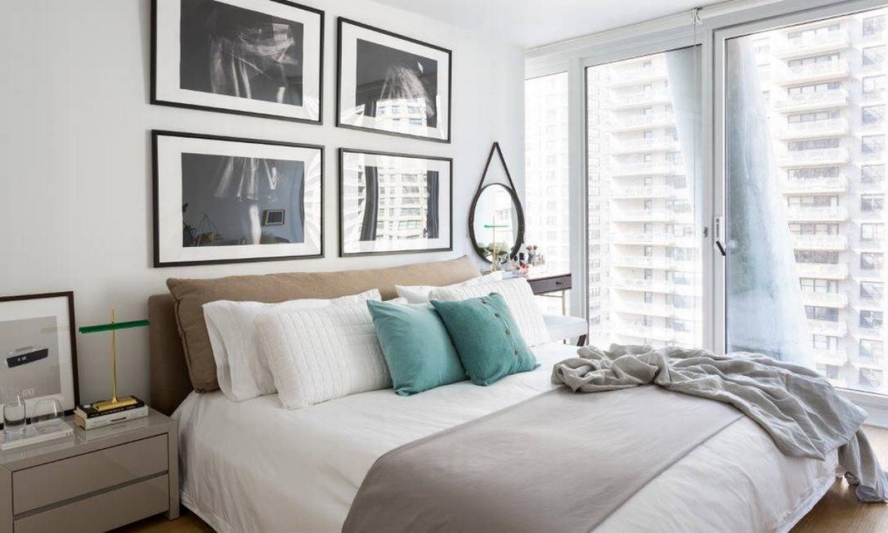O uso de cinza e branco, com alguns pontos de cor, garantiu um quarto cheio de claridade neste projeto em Nova York do arquiteto Nildo José Foto: Divulgação
