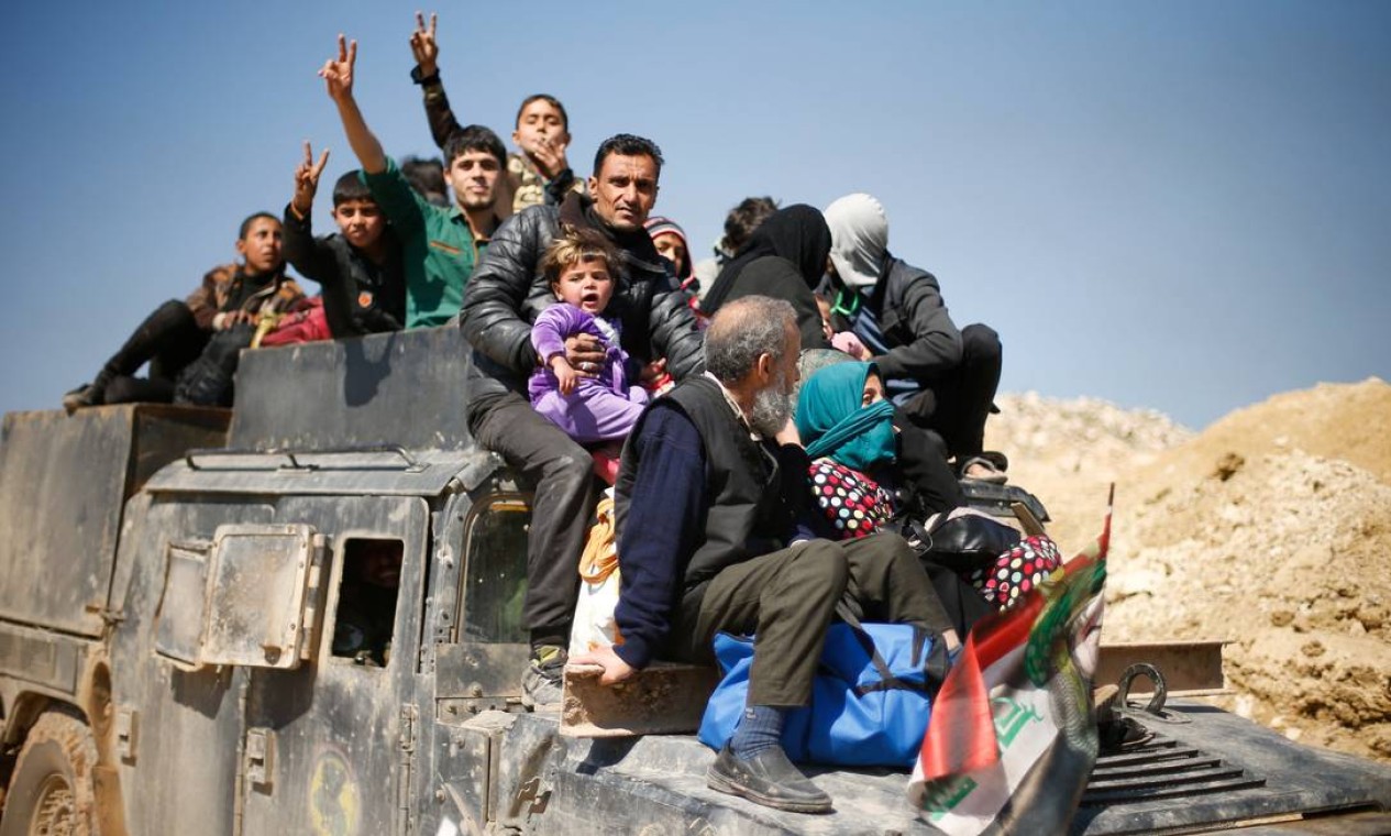 Sãos e salvos, moradores de Mossul vão para campos de deslocados no Norte do Iraque Foto: SUHAIB SALEM / REUTERS
