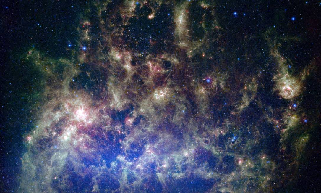 
Imagem em infravermelho da Grande Nuvem de Magalhães, galáxia-satélite da Via Láctea, feita pelo telescópio espacial Spitzer, da Nasa: descoberta coloca em xeque noções atuais sobre a evolução das estrelas
Foto:
Nasa/JPL-Caltech
