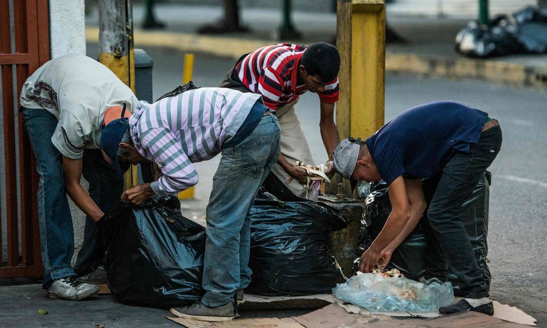 Apesar de cenário de busca por comida ser crescente, Maduro diz que miséria diminui na Venezuela Foto: FEDERICO PARRA / AFP