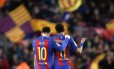 Messi e Neymar se abraçam durante partida do Barcelona contra o Sporting Gijón: dupla espera salvar catalães de eliminação Foto: Manu Fernandez / AP