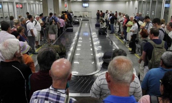 Passageiros aguardam bagagem Foto: Gustavo Miranda / Gustavo Miranda/Arquivo