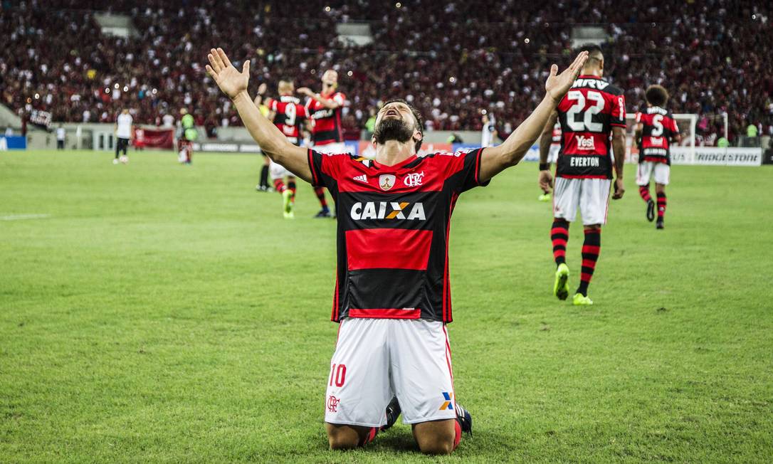 Diego comemora o primeiro gol da vitória do Flamengo sobre o San Lorenzo Guito Moreto / Agência O Globo