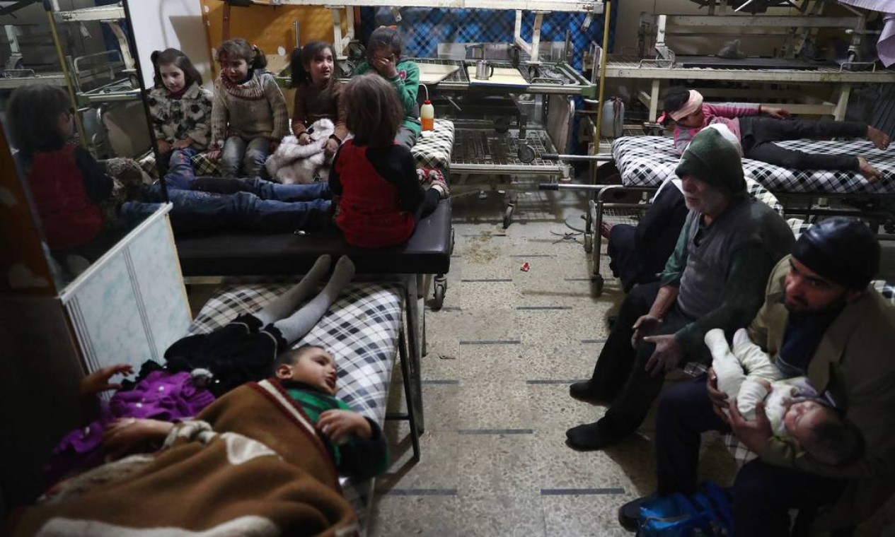 Crianças sírias feridas são atendidas em hospital após ataque aéreo do governo contra Douma, localidade controlada por rebeldes nos arredores da capital Damasco Foto: ABD DOUMANY / AFP