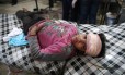 Ferida e descalça, pequena síria olha para câmera de cama de hospital; crianças estão entre as primeiras vítimas da repressão brutal do regime sírio e também de ações dos combatentes da oposição e de grupos extremistas