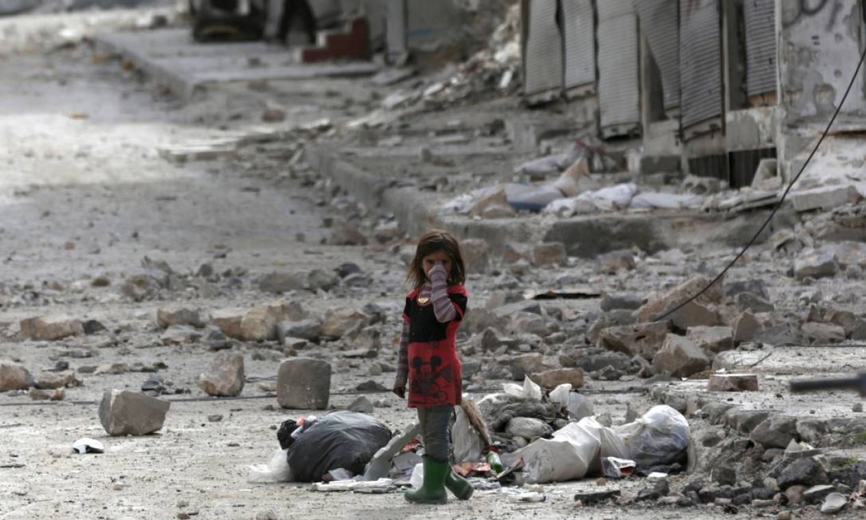 Sozinha, menina anda pelas ruas da cidade de al-Bab, na Síria, cujos prédios ficaram destruídos pela guerra civil; confrontos já duram seis anos Foto: KHALIL ASHAWI / REUTERS