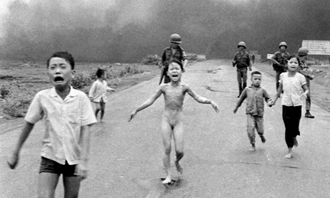 Em 8 de junho de 1972, Kim Phuc, vietnamita de 9 anos, chora após ter parte do corpo queimado em um bombardeio aéreo de napalm, em um vilarejo no Vietnã
Foto: Nick Ut / AP