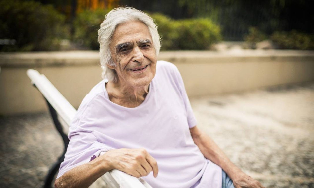 Roteirista Luiz Carlos Maciel relança o livro 'O poder do clímax