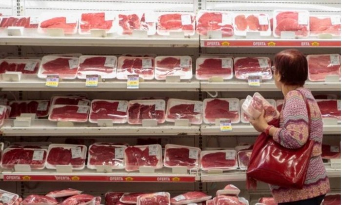 
Seção de carnes em supermercado no Rio
Foto: Agência O Globo