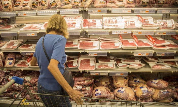 
Consumidor observa carnes em supermercado
Foto: Analice Paron