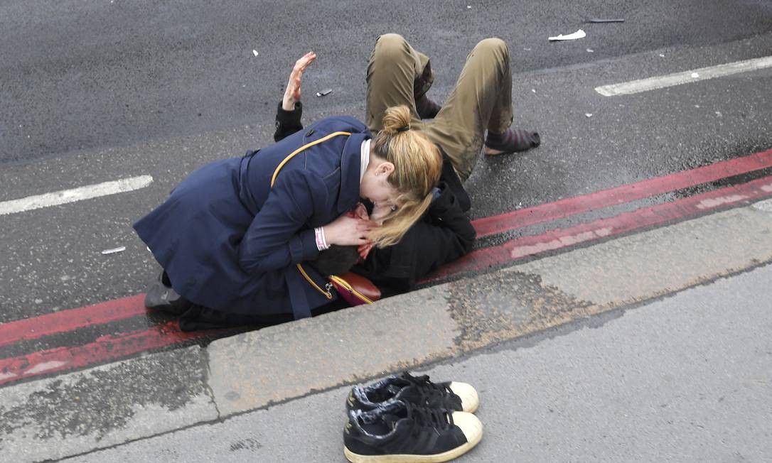 atentado-em-londres-deixa-5-mortos-e-40-feridos-em-frente-ao-parlamento