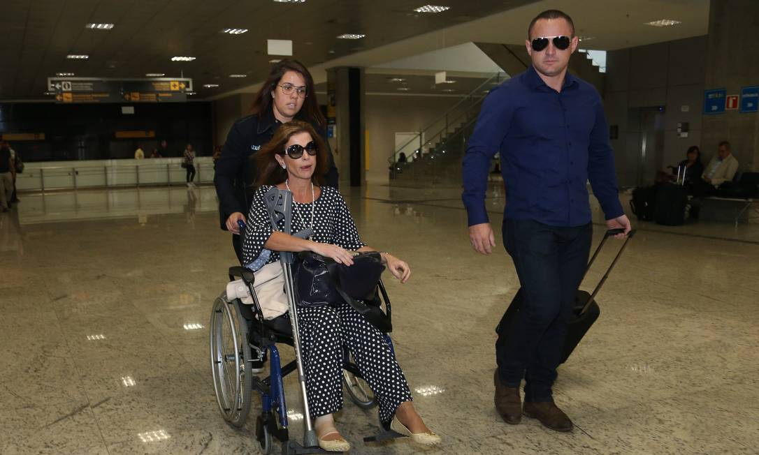 De cadeira de rodas, Claudia Cruz é hostilizada ao chegar a ... - Jornal O Globo