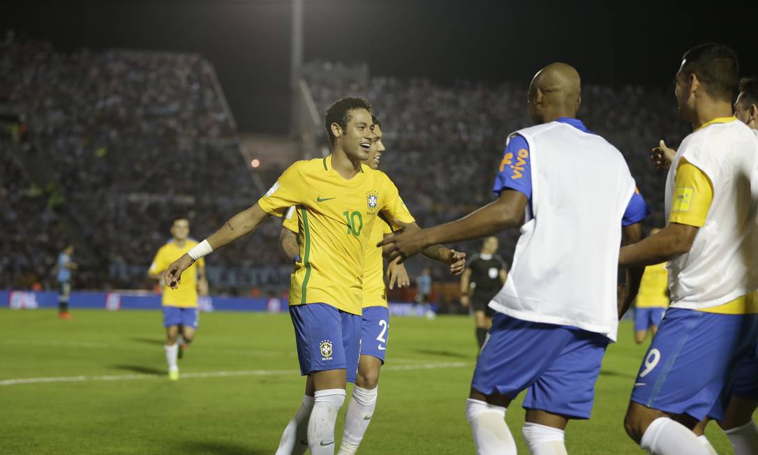 Neymar comemora o golaço que marcou no Centenário Natacha Pisarenko / AP