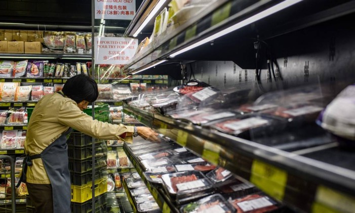 
Pacotes de carne brasileira em supermercado de Hong Kong. Anthony Wallace/AFP
