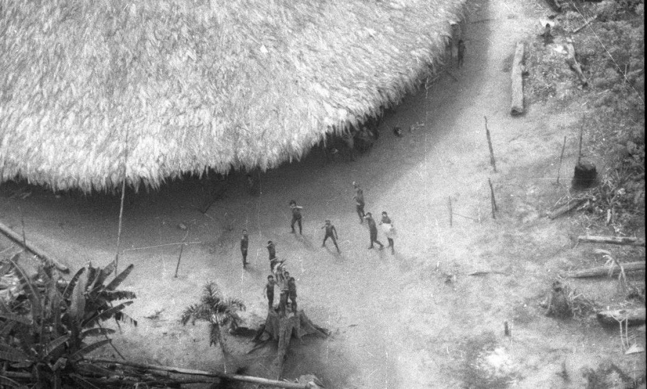 Índios Waimiri-Atroari perto de uma de suas malocas no estado do Amazonas, em registro feito na década de 1970 Foto: Jorge Peter/14-01-1977