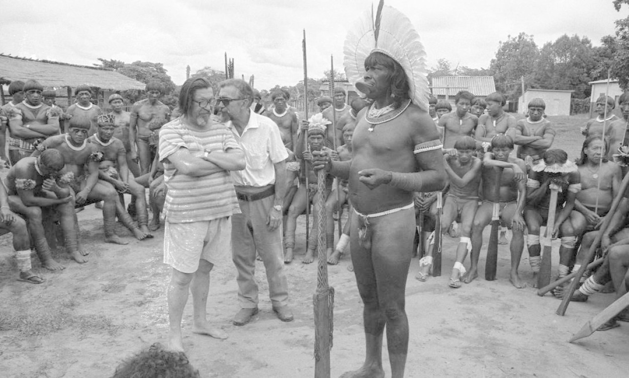 Caciques se reúnem com os irmãos Villas-Bôas, no Parque Nacional do Xingu, para denunciar invasão de suas terras em 1974 Foto: Marcio Arruda/14-11-1974