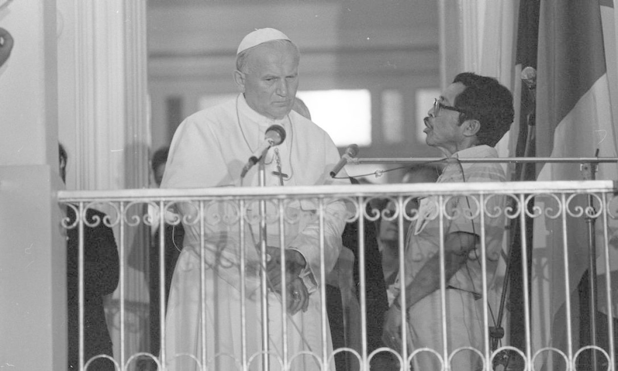 O cacique guarani Marçal de Sousa denuncia ao Papa João Paulo II os assassinatos cometidos contra o seu povo no Mato Grosso do Sul, durante visita do pontíficie ao Brasil Foto: Luiz Pinto/10-07-1980