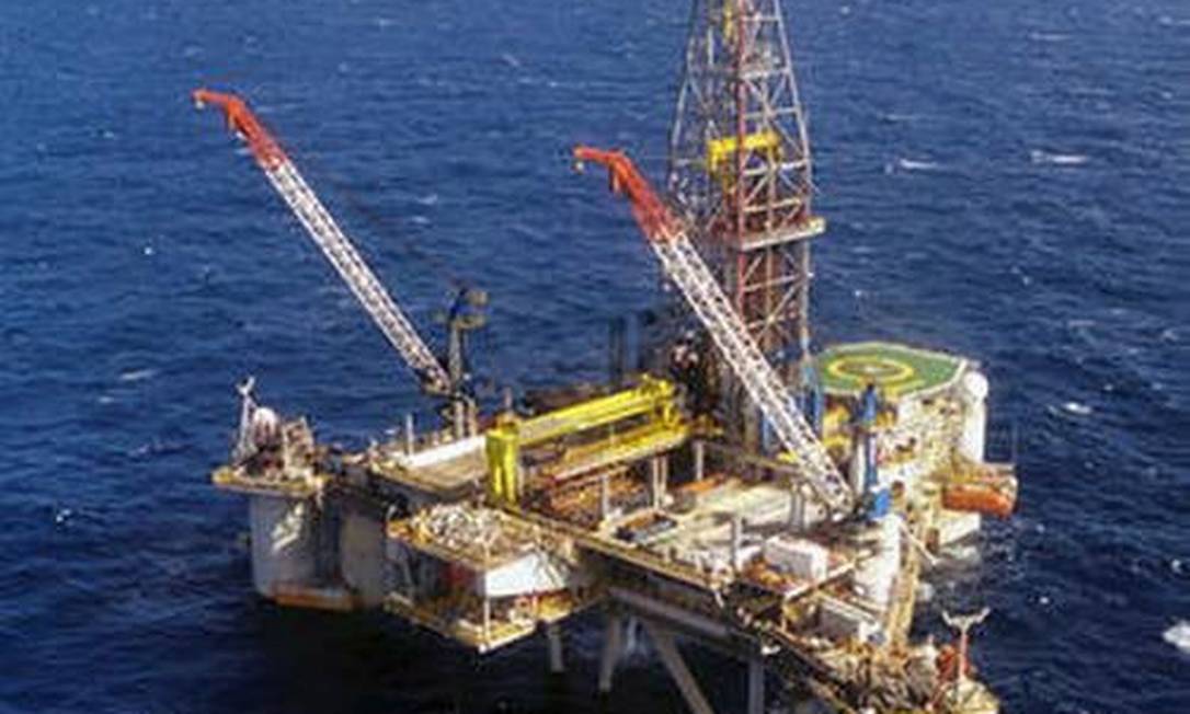 Plataforma da Petrobras: consumo mundial de petróleo vai levar quatro anos para  voltar ao patamar, diz PWC Foto: Divulgação